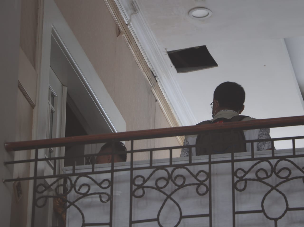 Penyidik KPK menggeledah ruang kerja Sugiri Sancoko di Kantor Bupati Ponorogo, Selasa 11 November 2025.