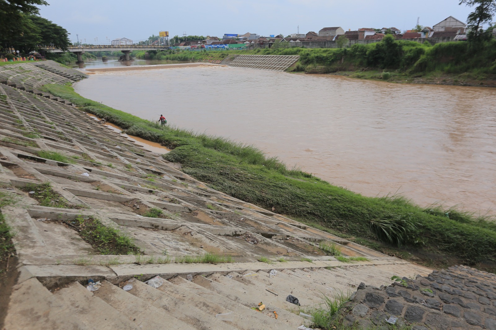 Debit air di Kali Madiun terpantau normal. BPBD mengingatkan kewaspadaan karena puncak musim hujan belum tiba. FOTO: BAGAS BIMANTARA / JAWA POS RADAR MADIUN