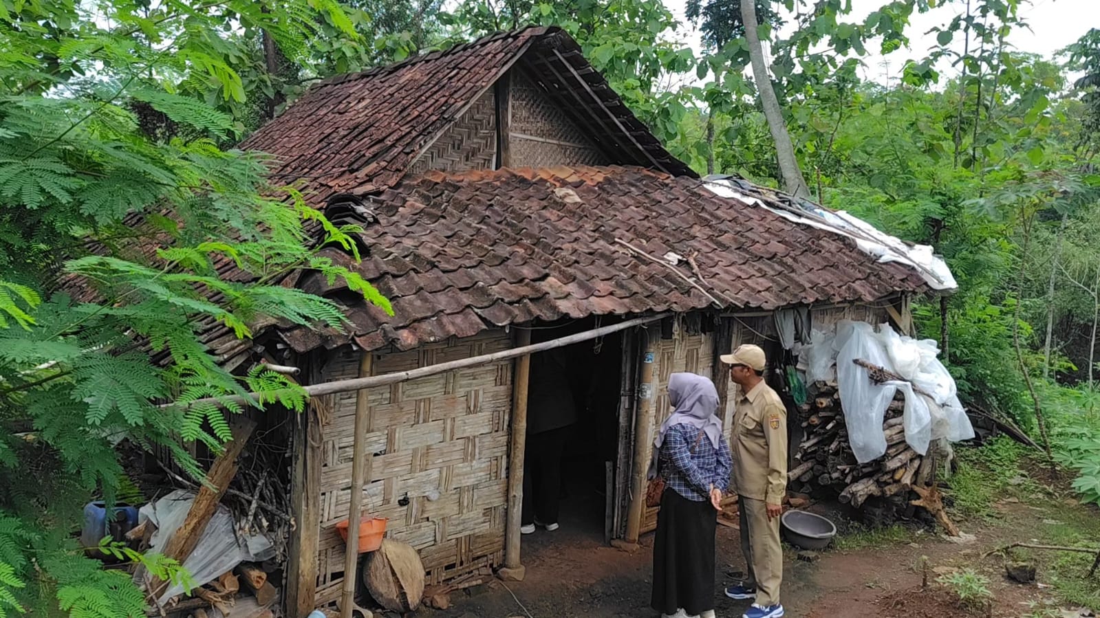 Wabup Ngawi Dwi Rianto Jatmiko meninjau rumah Mbah Kilah, 90 tahun, warga Desa Ploso, Kendal, yang tinggal di rumah reyot bersama cucunya. ASEP SYAEFUL/RADAR NGAWI