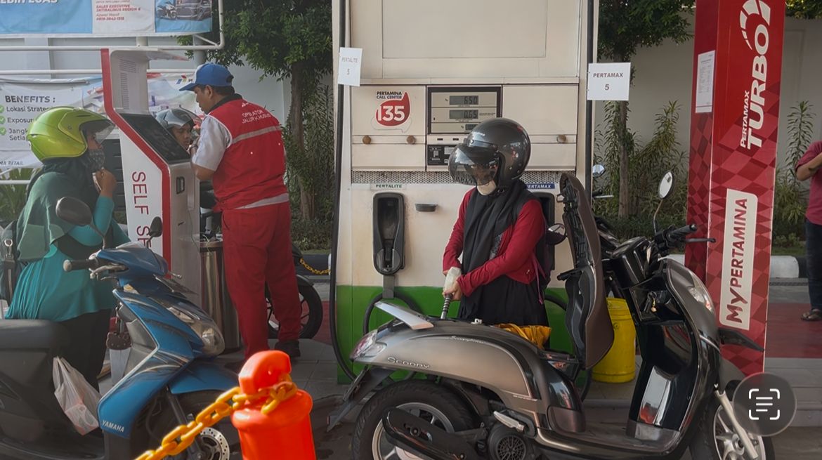 Pengisian BBM di SPBU harus diawasi agar konsumen tidak dirugikan. Pertamina mengimbau masyarakat aktif meminta struk pembelian.