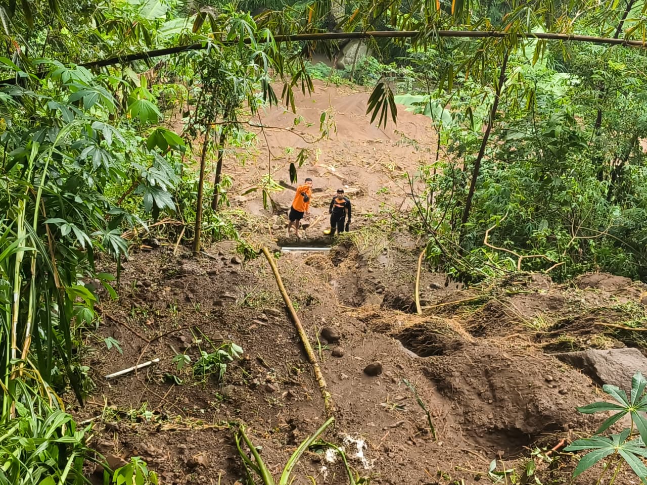 Longsor di Desa Bedagung, Panekan, melukai seorang lansia dan menimbun saluran irigasi, Selasa (11/11). FOTO: BPBD MAGETAN