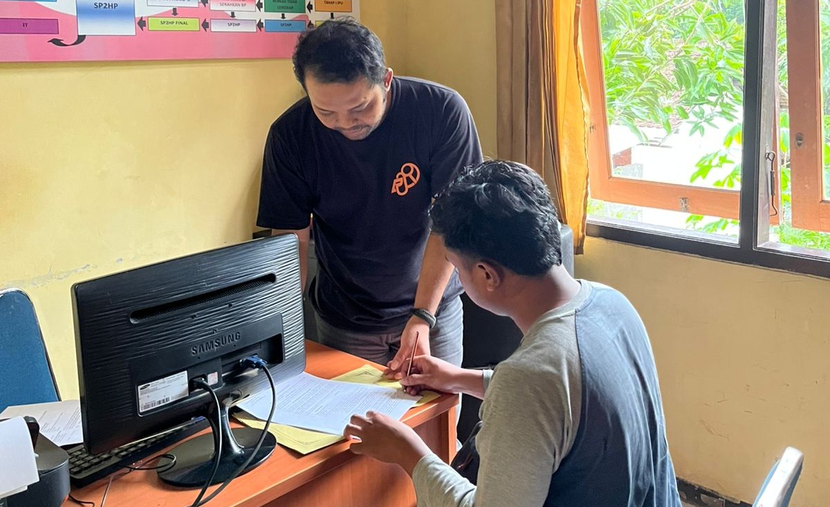 Korban aksi tipu-tipu saat membuat laporan di Polsek Tegalombo, Pacitan. FOTO: ISTIMEWA