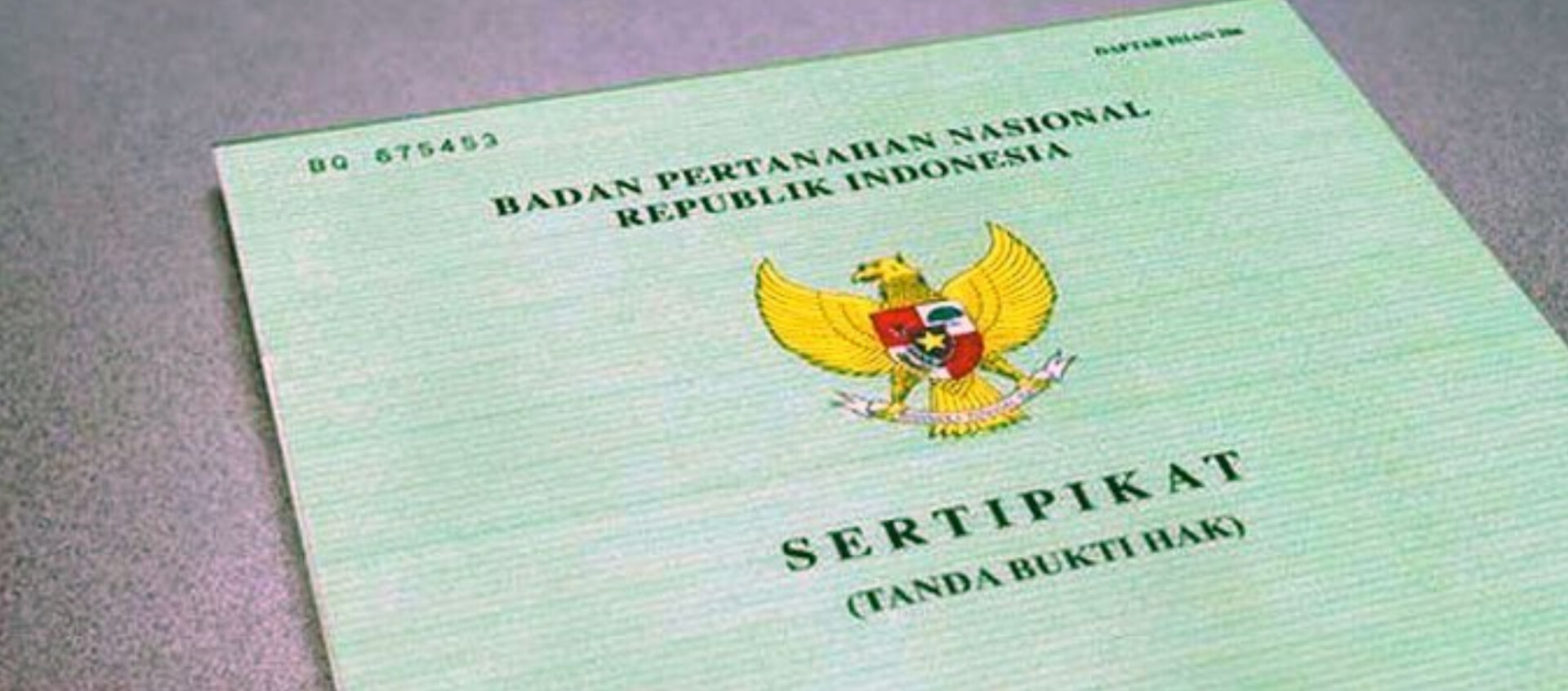 Petugas Kantor Pertanahan Ngawi memverifikasi bidang tanah dalam program PTSL. Tahun ini kuota sertifikasi turun drastis menjadi 4.000 bidang.