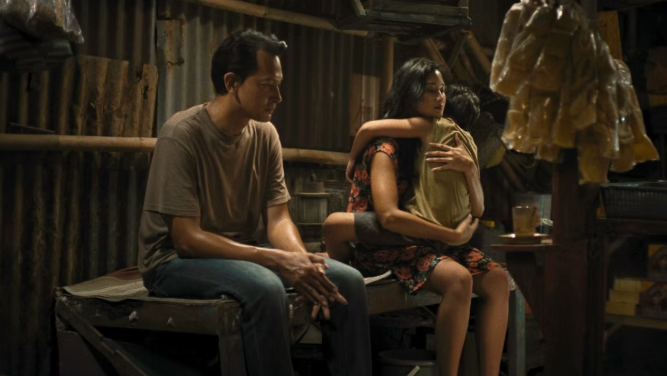Adegan Film Pangku menampilkan Hadi dan Sartika berbincang di depan warung kopi.