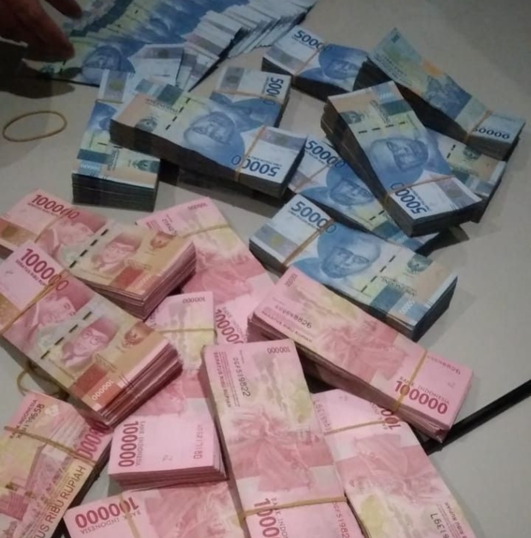 Selain berkas, KPK amankan uang tunai dari rumah dinas Bupati Sugiri Sancoko dalam penggeledahan terbaru kemarin (11/11).