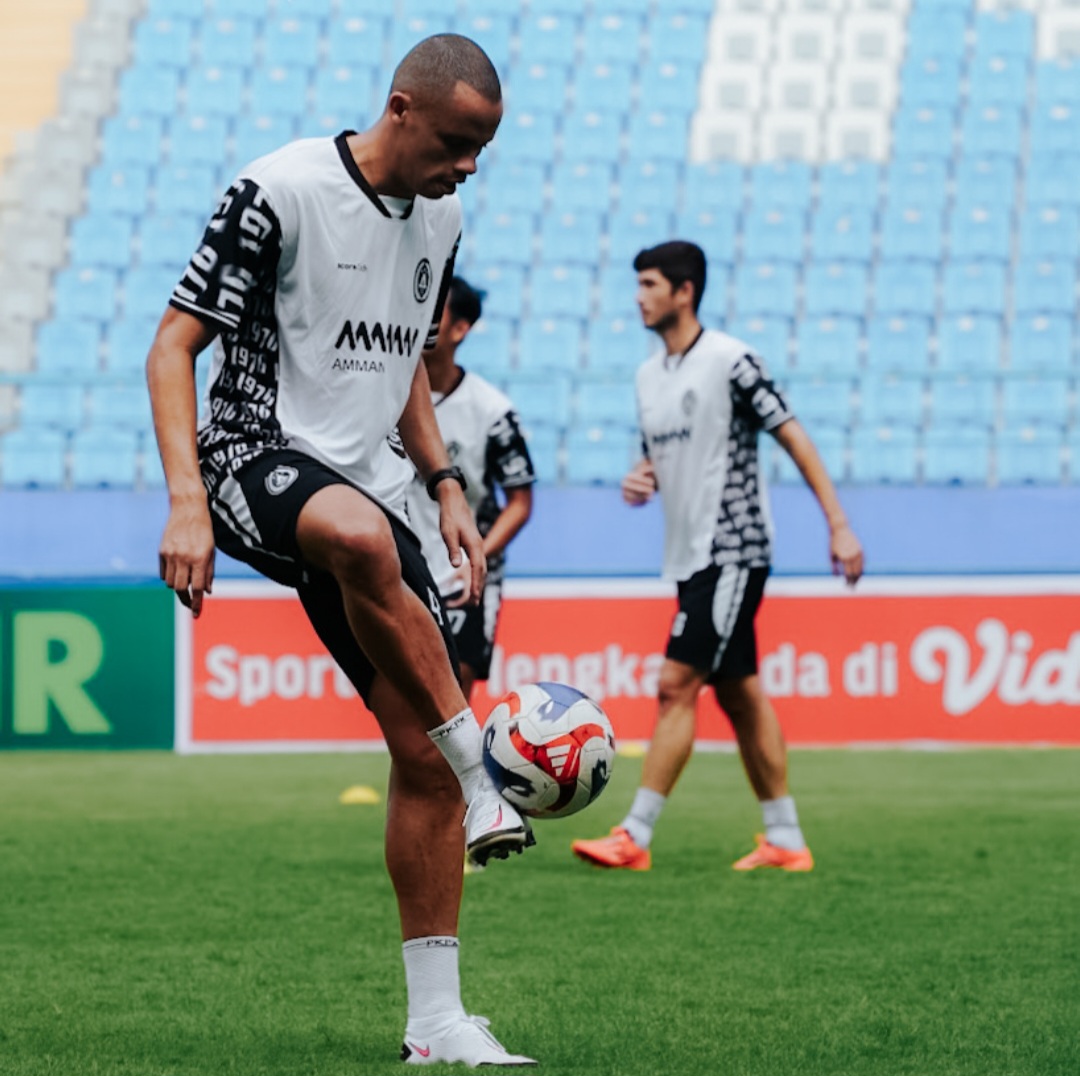 Sesi latihan resmi PSS Sleman di Stadion Batakan.