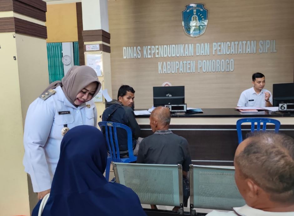 Plt Bupati Lisdyarita sidak ke dispendukcapil usai Bupati Ponorogo Sugiri Sancoko terjaring OTT KPK.