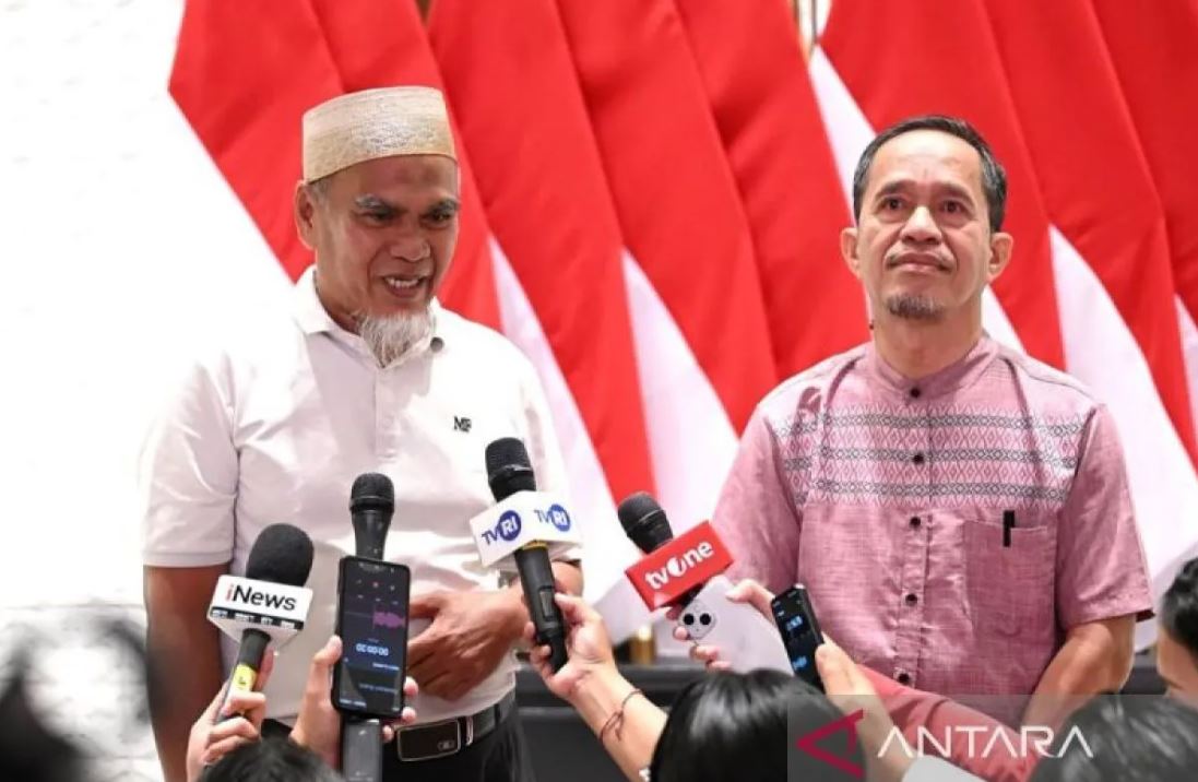 Dua guru asal Kabupaten Luwu Utara, Sulawesi Selatan Abdul Muis (kiri) dan Rasnal (kanan) memberikan keterangan pers usai menerima langsung surat rehabilitasi dari Presiden Prabowo Subianto.