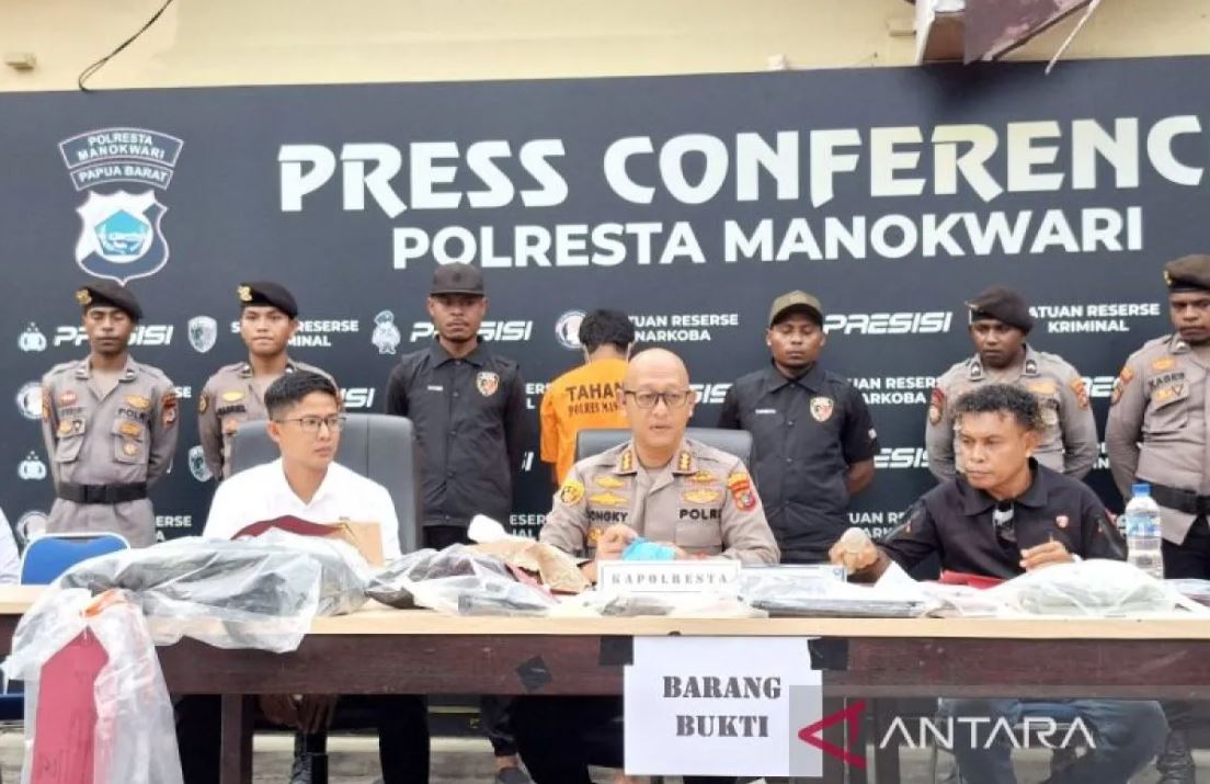 Polresta Manokwari gelar konferensi pers ungkap kasus pembunuhan istri pegawai KPP Pratama Manokwari, Papua Barat.