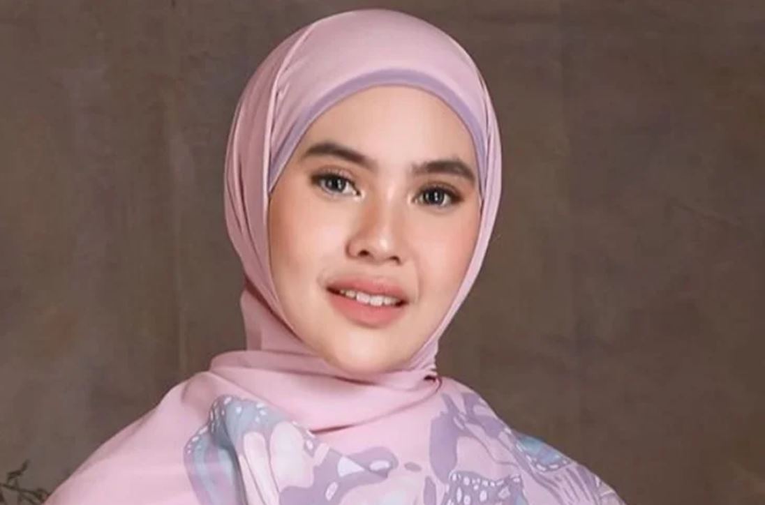 Kartika Putri tampil elegan dengan hijab.