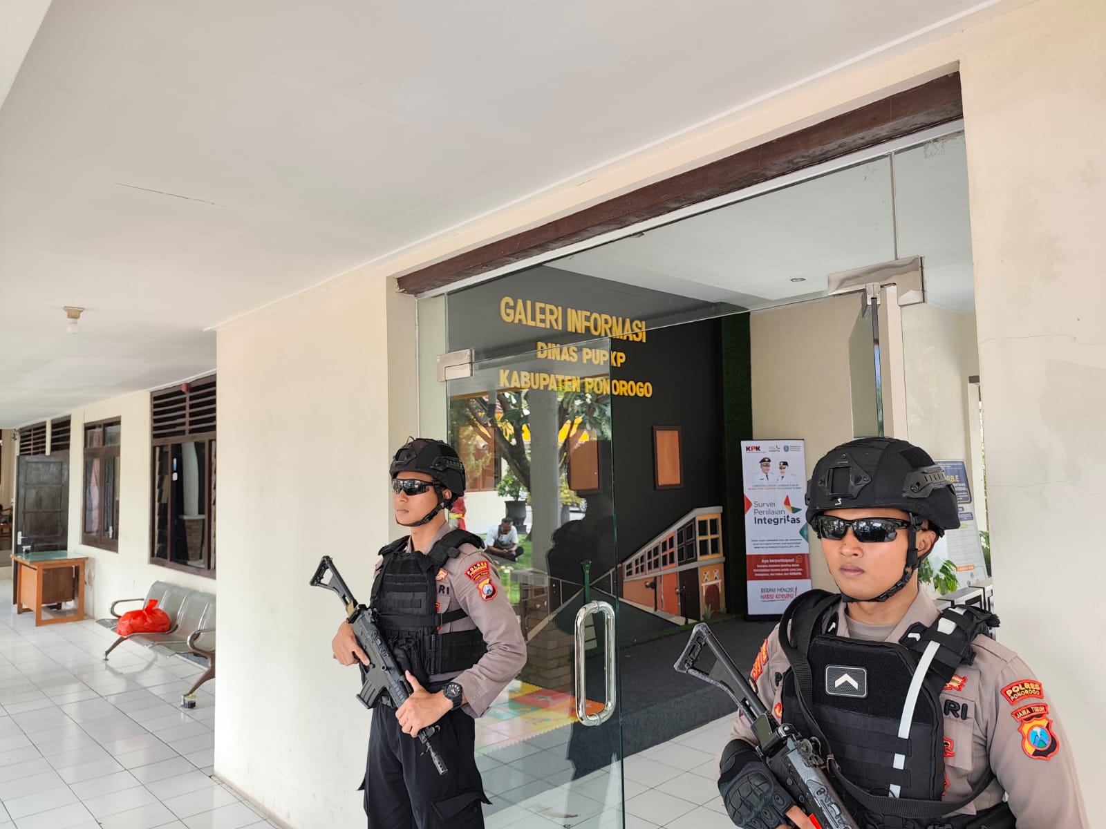 Aparat melakukan penjagaan ketat di kantor DPUPKP Ponorogo yang sedang digeledah penyidik KPK, Kamis 13 November 2025.