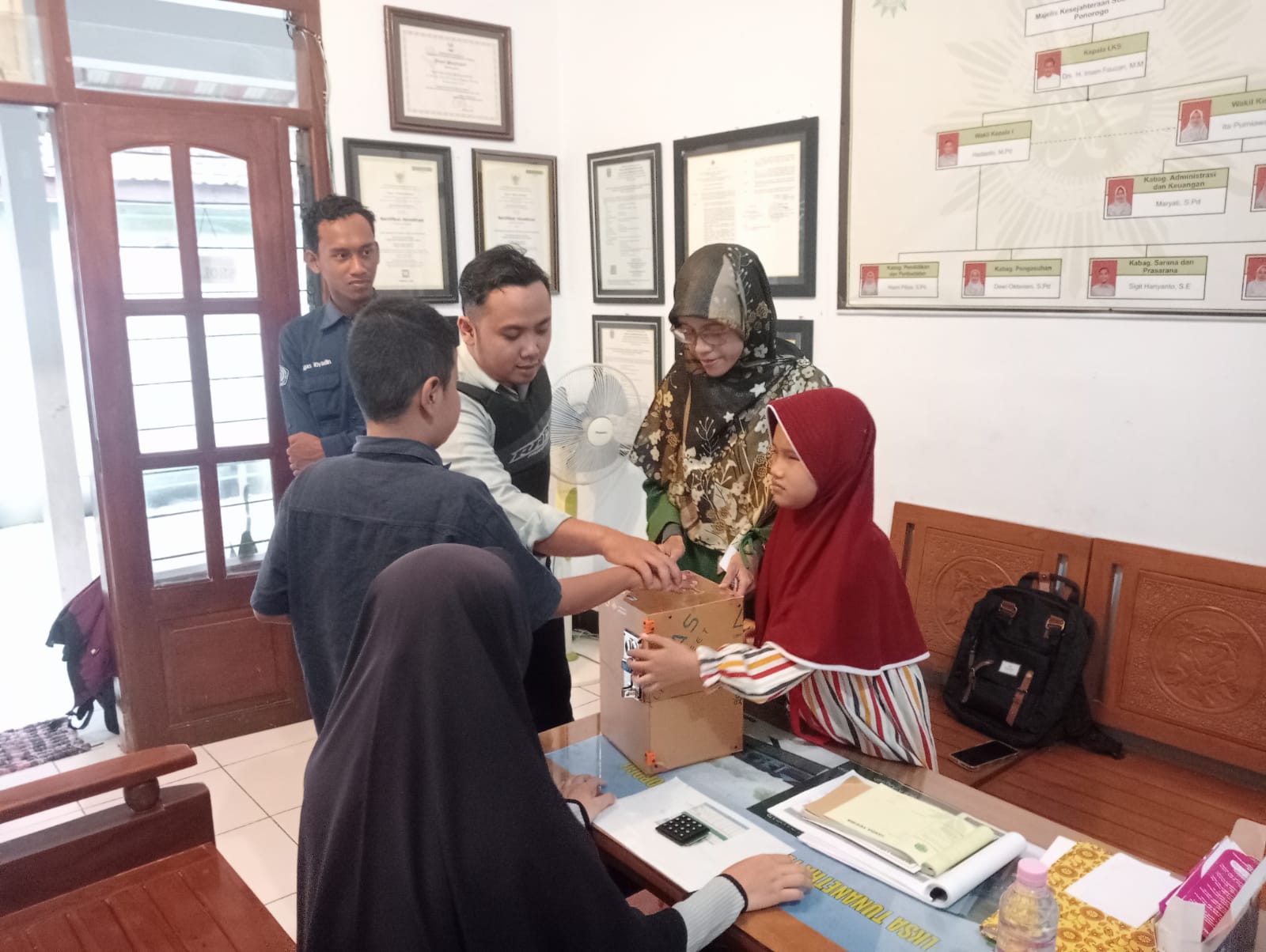 UJI COBA: Tim DPPM menguji coba E-Celengan di LKS Aisyiyah Tunanetra Ponorogo.