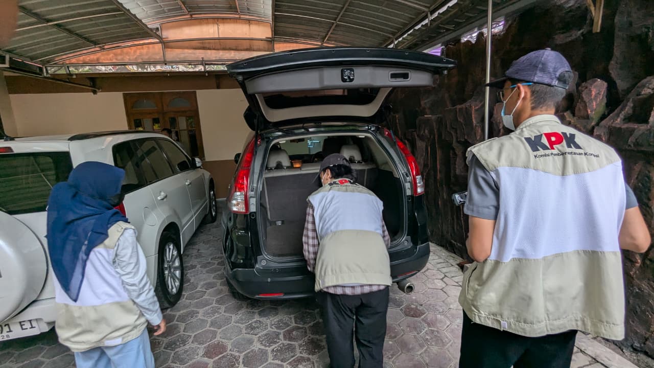 Penyidik KPK menggeledah mobil di rumah dinas Sekda Ponorogo Agus Pramono, Kamis 13 November 2025.