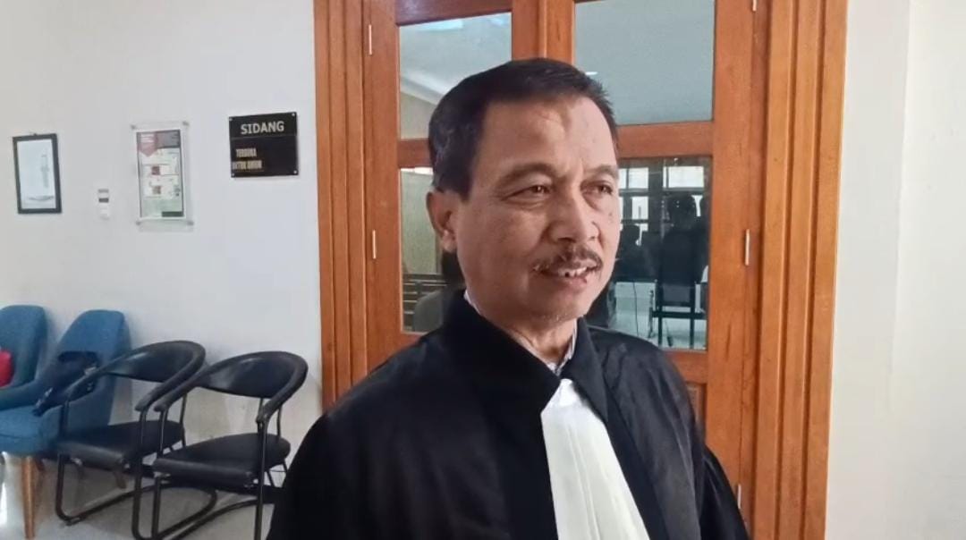 Indra Priangkasa menjadi salah satu di antara enam penasihat hukum yang mendampingi terdakwa Vical Putra Ardiansyah Turner alias Londo dalam perkara demo kantor DPRD Kota Madiun.