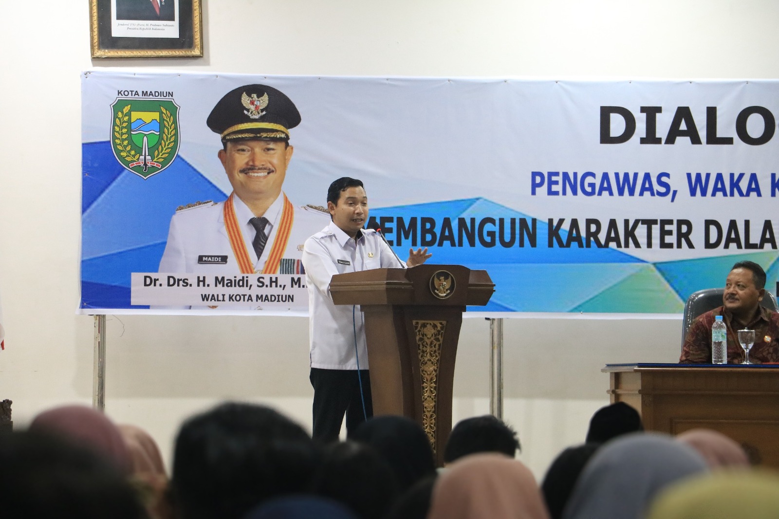 Wawali Madiun F. Bagus Panuntun bersama Ketua Dewan Pendidikan Hariyadi dalam kegiatan pembinaan karakter siswa di Gedung Diklat, kemarin (12/11). FOTO: DISKOMINFO KOTA MADIUN
