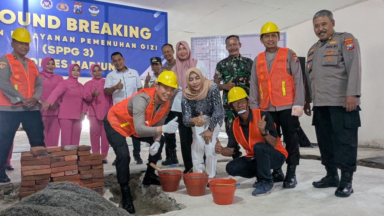 Kapolres Madiun AKBP Kemas Indra Natanegara memimpin groundbreaking pembangunan SPPG di Desa Sogo, Balerejo, kemarin (12/11). DIAN RAHAYU/RADAR MADIUN