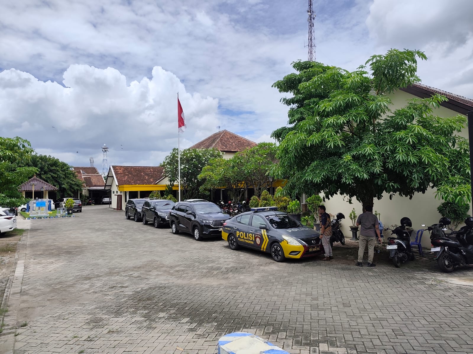 KPK menggeledah kantor DPUPKP Ponorogo dikawal kepolisian, Kamis 13 November 2025.