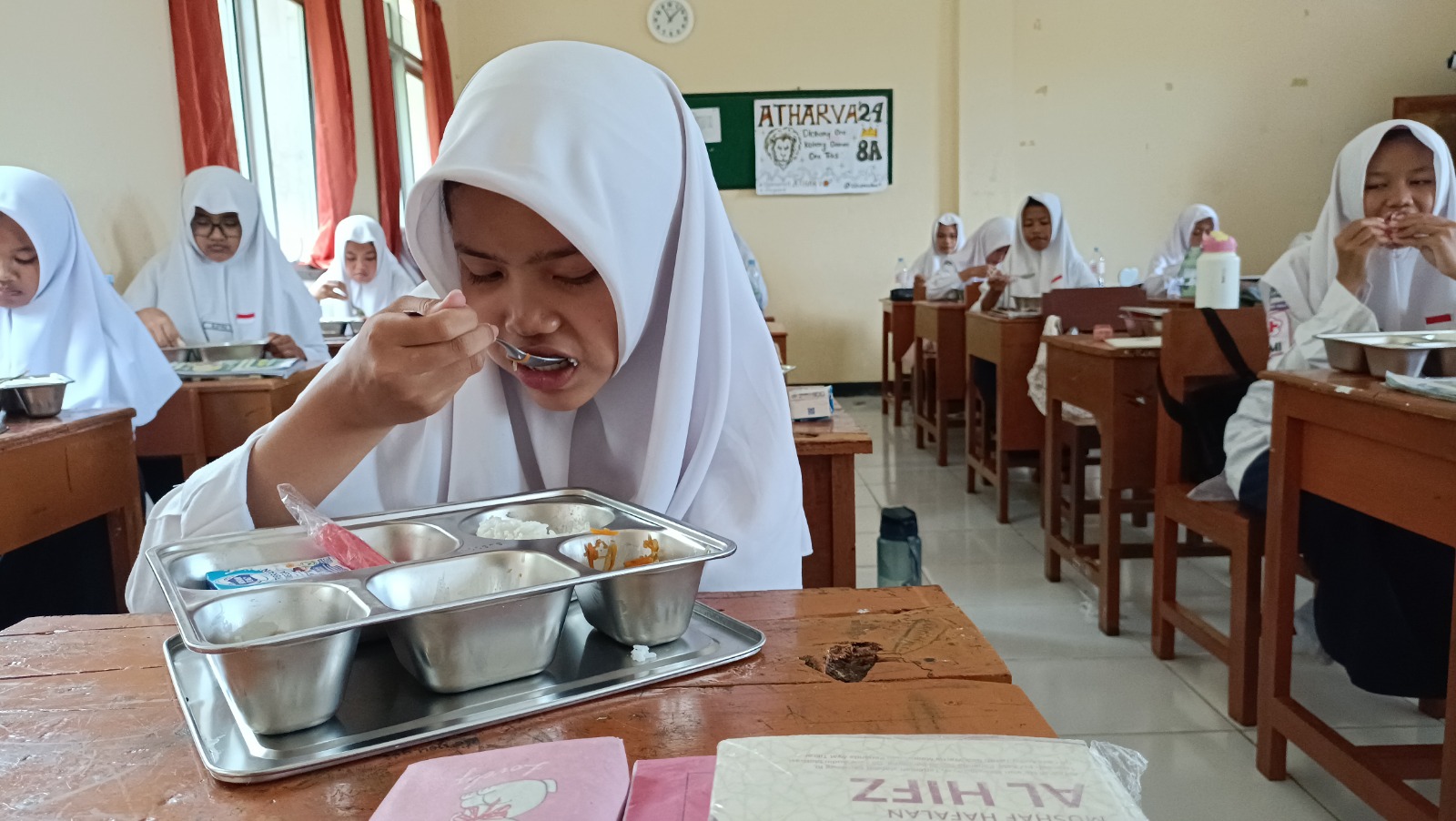 Sejumlah siswa Pacitan menyantap menu makan bergizi gratis (MBG). Pemerataan program masih menjadi PR besar. DOK RADAR PACITAN