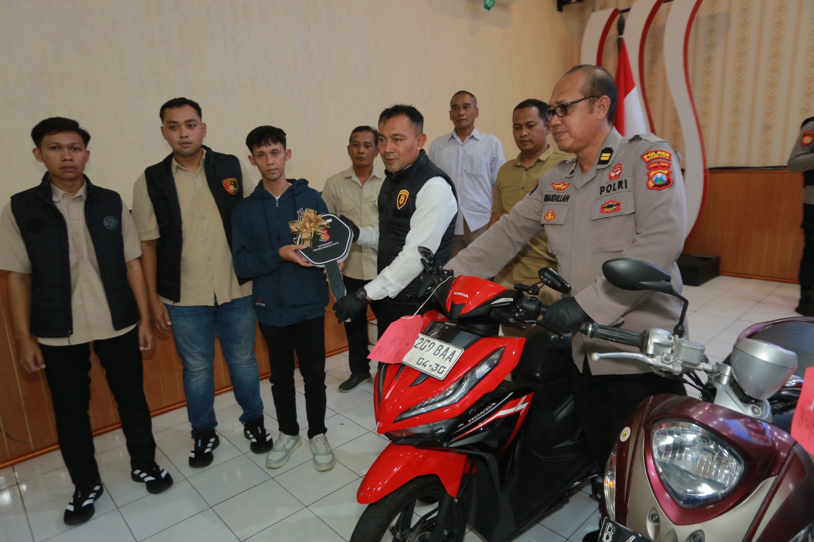 Polisi menunjukkan barang bukti hasil Operasi Sikat Semeru 2025, termasuk pengungkapan kasus curanmor di Kota Madiun. BAGAS BIMANTARA/RADAR MADIUN