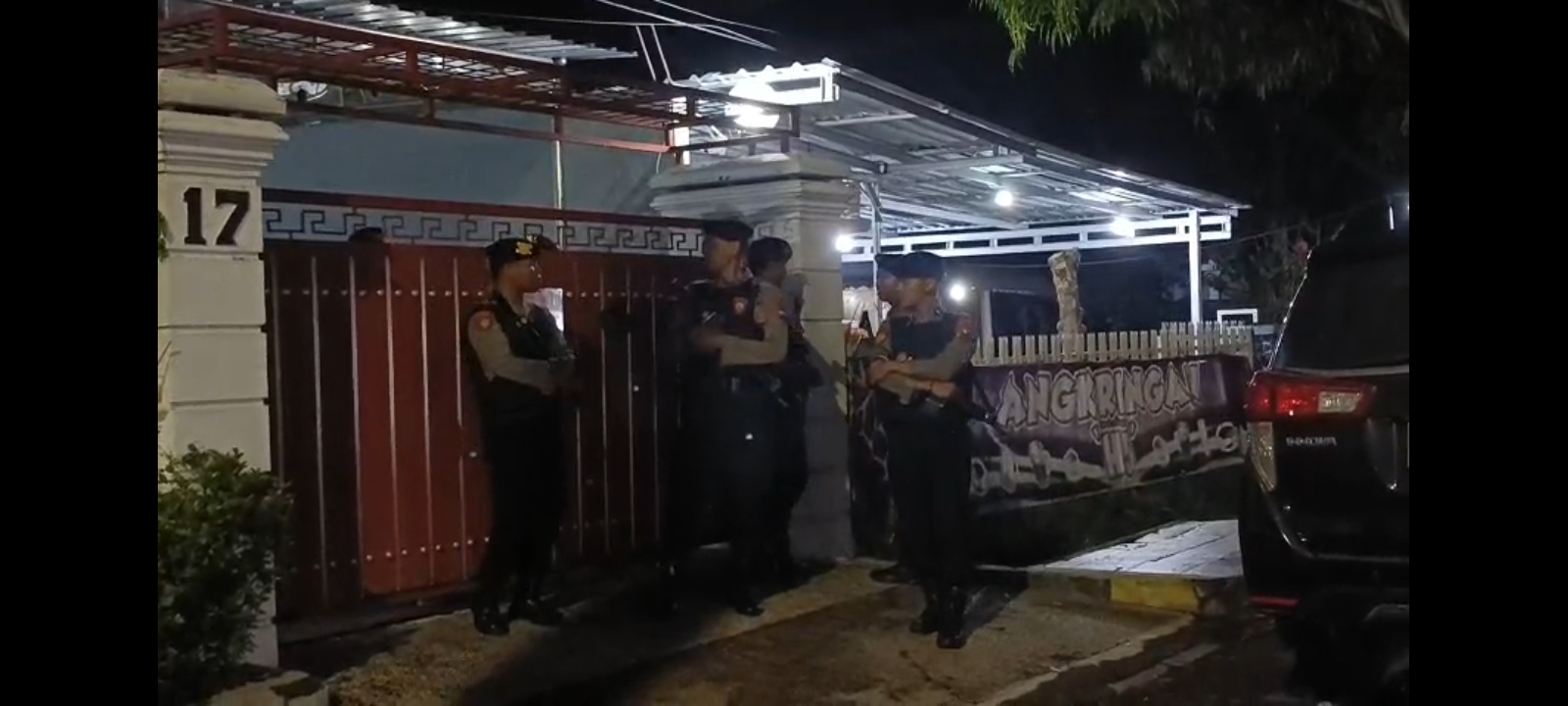 Aparat berjaga di depan rumah dr Yunus Mahatma, direktur RSUD dr Harjono, saat KPK melakukan penggeledahan pada Kamis petang, 13 November 2025.