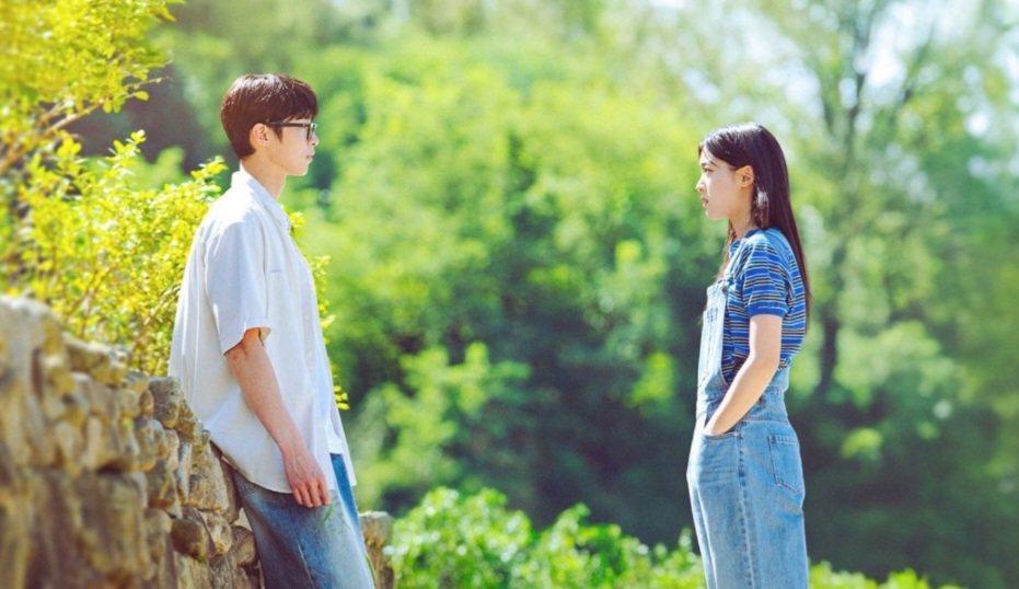 Ringkasan episode 1&ndash;4 drama Korea Last Summer yang viral, penuh nostalgia, konflik saudara kembar, dan romansa emosional.
