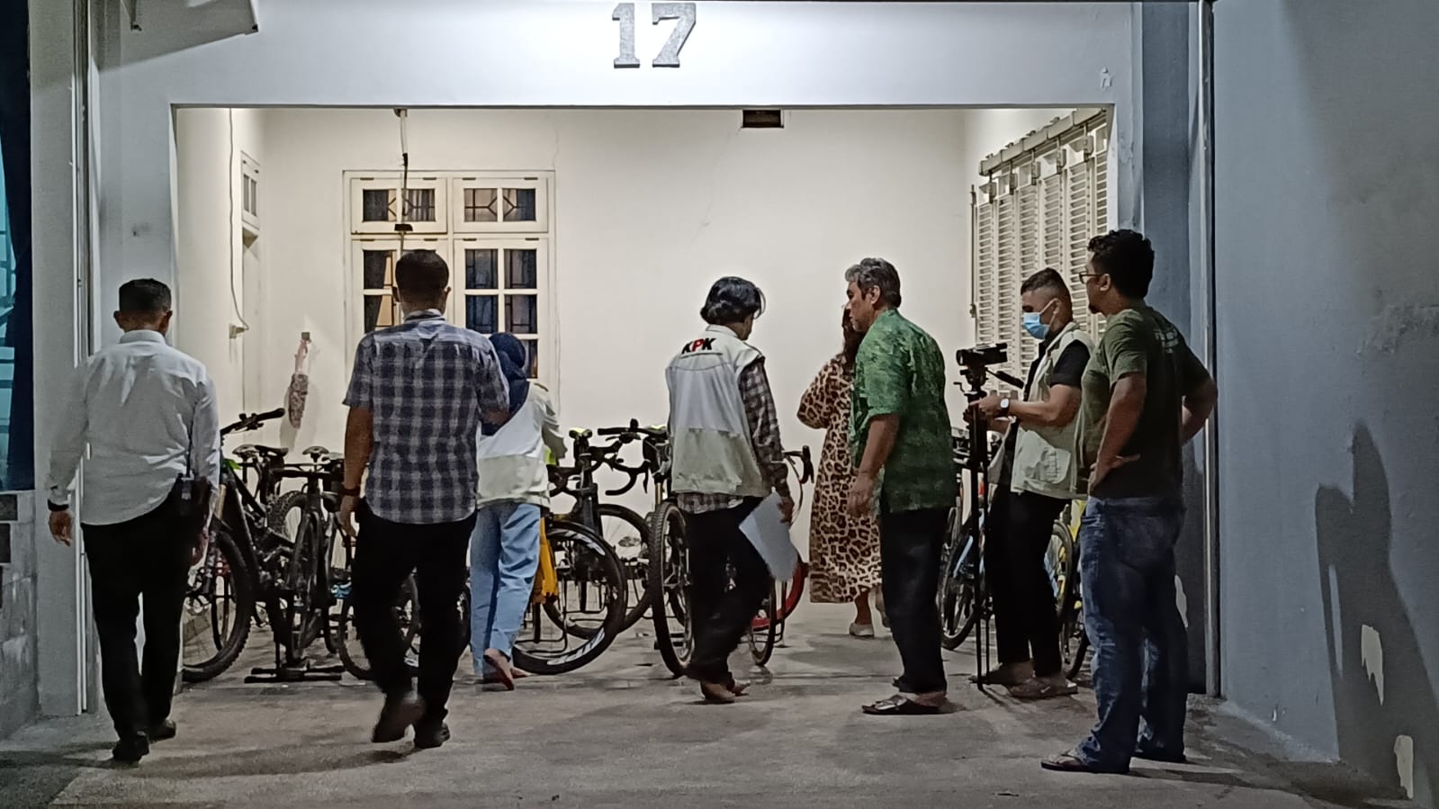 KPK menyita 25 sepeda dan dua mobil mewah Direktur RSUD dr Harjono Yunus Mahatma, Kamis 13 Oktober 2025.