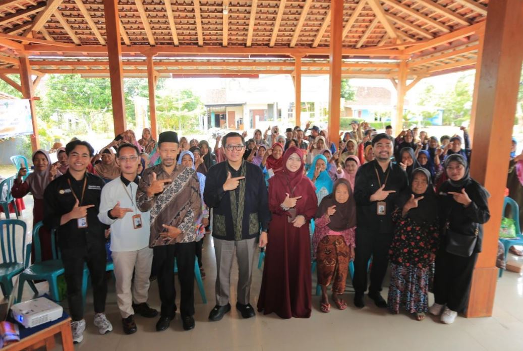 Kepala Kantor Perwakilan LPS II Surabaya, Bambang Samsul Hidayat, bersama para lansia.