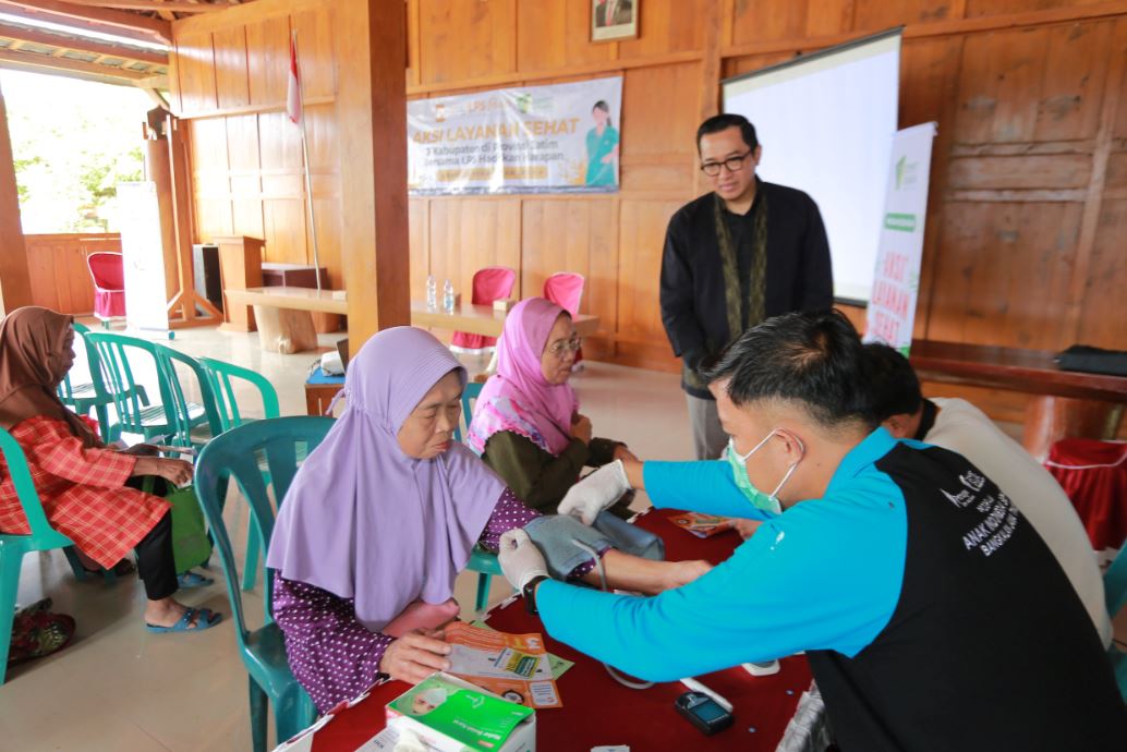 Lansia mengikuti pemeriksaan gratis di Aksi Layanan Sehat LPS.