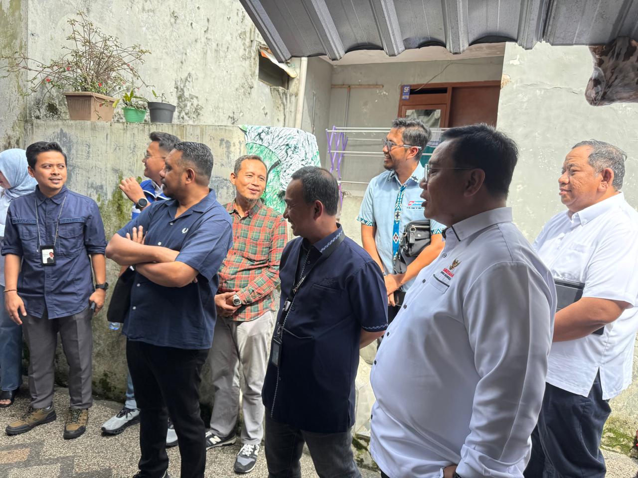 Petugas Pertamina Patra Niaga bersama Ombudsman RI meninjau pangkalan LPG 3 kilogram di Kota Malang, menjelang Nataru 2026.