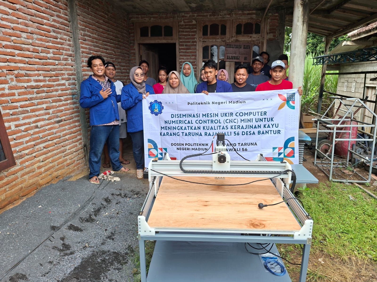 Politeknik Negeri Madiun (PNM) memberi bantuan inovasi teknologi berupa mesin CNC ukir kayu otomatis kepada pemuda Desa Bantur, Malang.