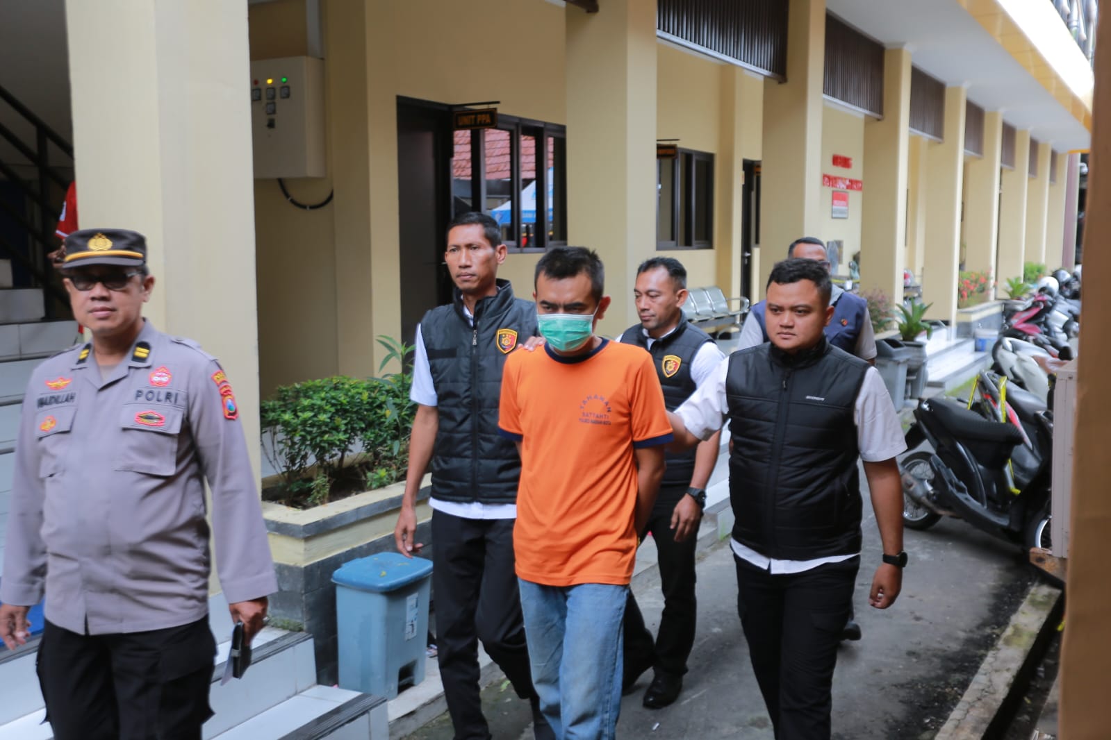 Kasatreskrim Polres Madiun Kota Iptu Agus Riyadi saat menyerahkan tersangka dan barang bukti ke Kejari Kota Madiun, Jumat (14/11).