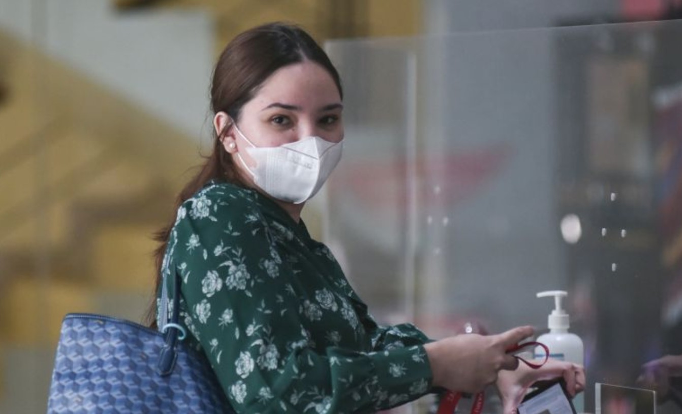 Melissa B Darban menunggu jadwal pemeriksaan di Gedung Merah Putih KPK, Jakarta Selatan, Kamis 13 November 2025.