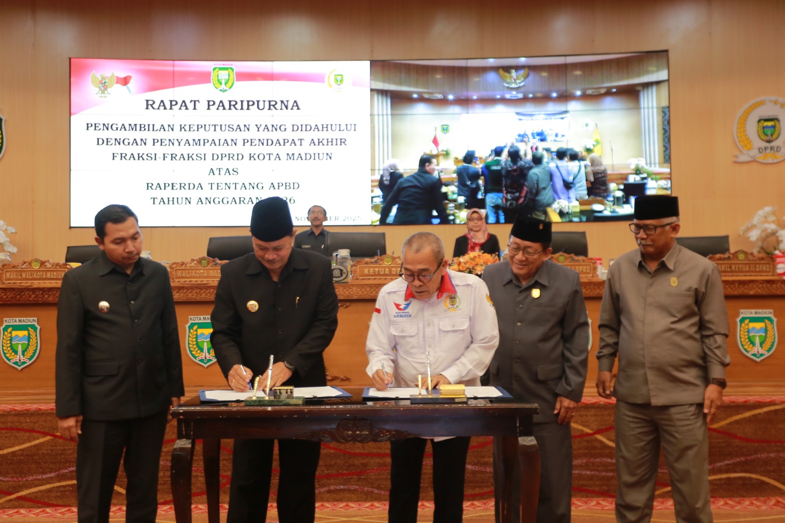 Wali Kota Maidi, Wawali F. Bagus Panuntun, dan jajaran pimpinan DPRD Kota Madiun menyepakati Raperda APBD 2026 dalam rapat paripurna, Kamis malam (13/11). BAGAS BIMANTARA/RADAR MADIUN