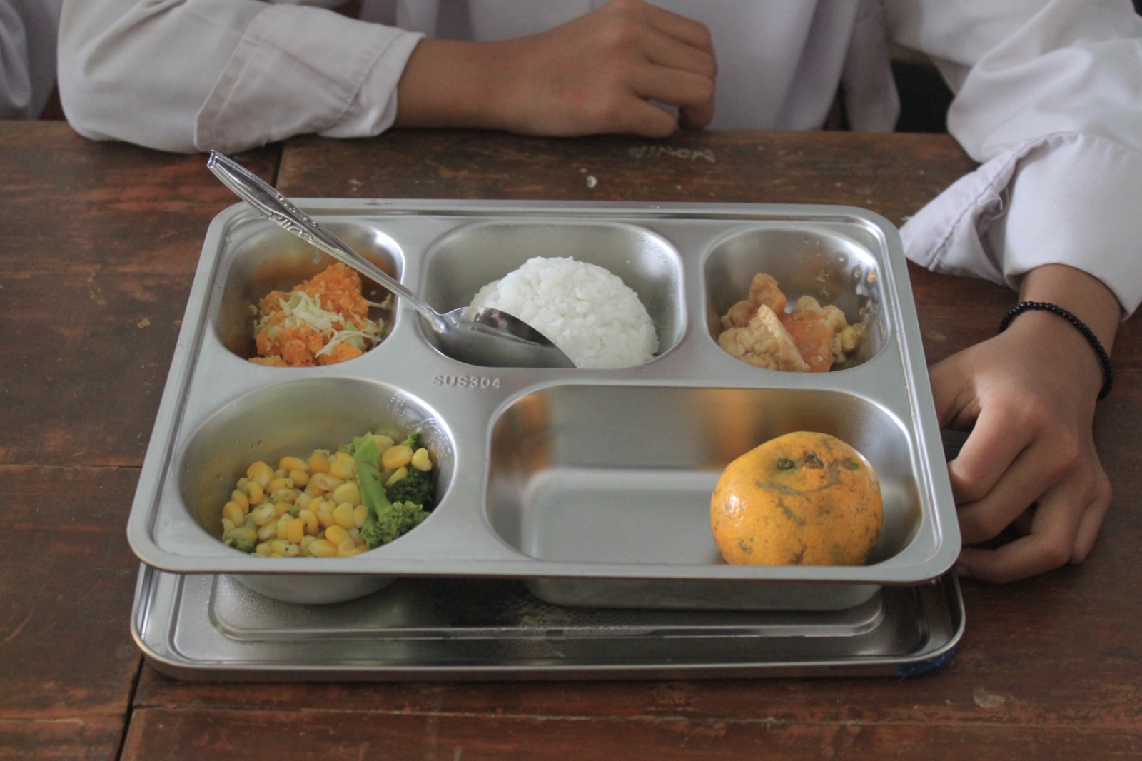 Anak-anak sekolah menerima makanan bergizi gratis. Pemkab Pacitan mencatat hanya Kecamatan Nawangan dan Bandar yang belum tersentuh program MBG. DOK RADAR MADIUN