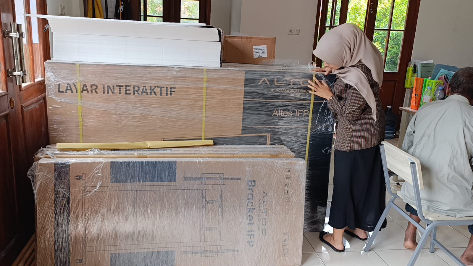 SR Ponorogo menerima lima smart board bantuan pusat sebagai penunjang pembelajaran siswa. SUGENG DWI N./JAWA POS RADAR PONOROGO