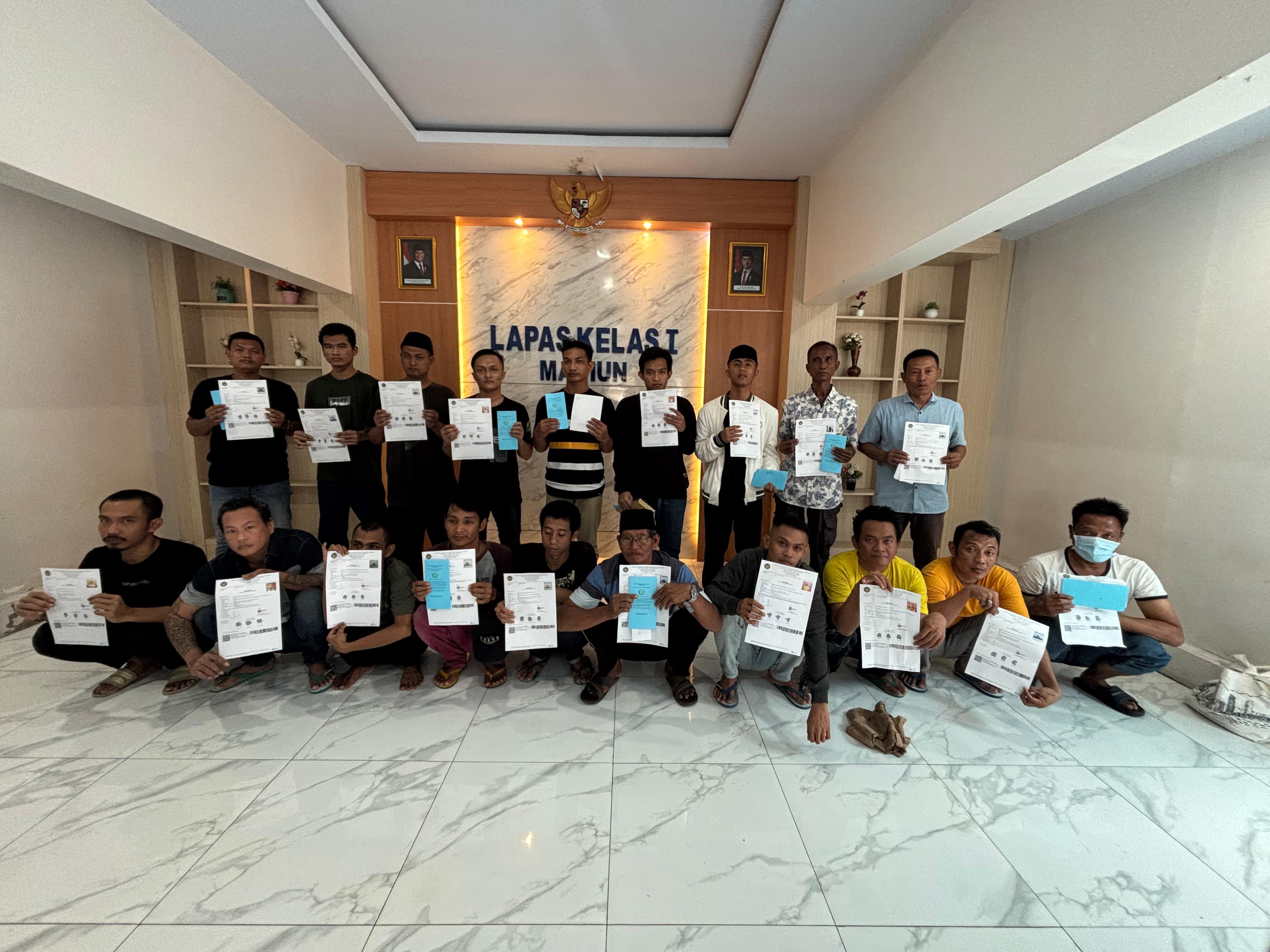 Suasana penjemputan keluarga saat 19 warga binaan Lapas I Madiun dinyatakan bebas setelah menyelesaikan pembinaan dan administrasi pemasyarakatan. DOK LAPAS I MADIUN
