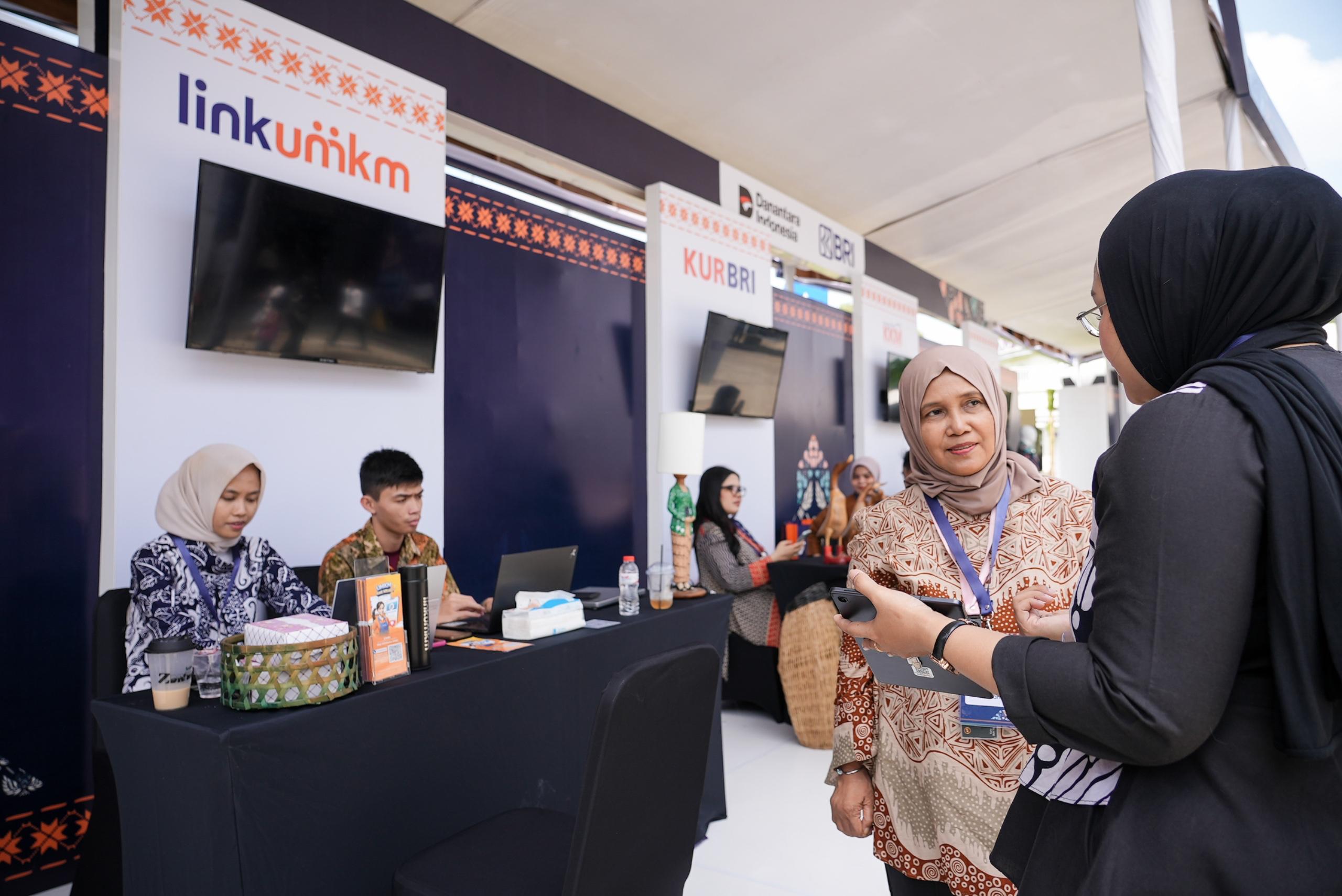 BRI memperkuat pemberdayaan UMKM melalui program Desa BRILiaN dan KlasterkuHidupku yang terus diperluas di seluruh Indonesia.