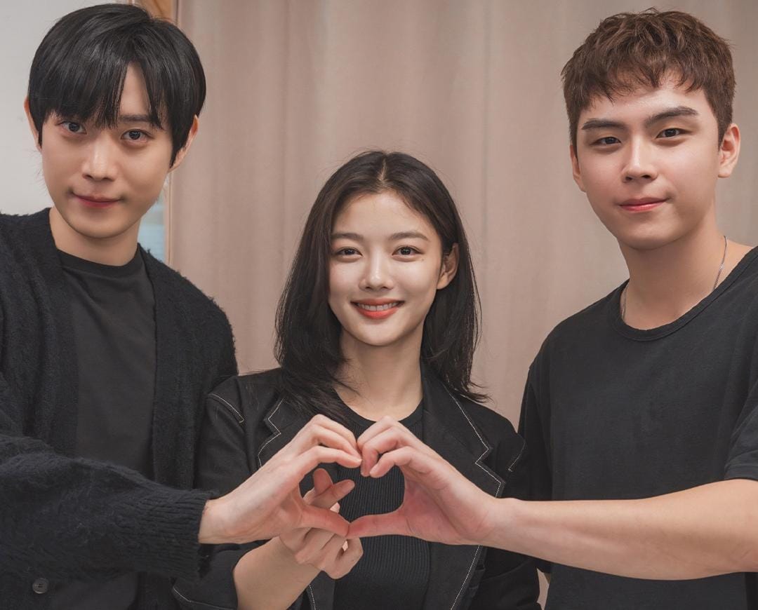 Para pemeran utama dalam drama Dear X yang masing-masing membawa konflik emosional dan latar belakang kelam, menjadi pusat cerita psikologis yang memicu perdebatan publik.
