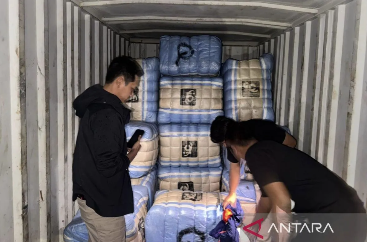 Polda Metro Jaya bongkar penyelundupan 207 balpres pakaian bekas impor dan amankan sejumlah pelaku dari Jakarta hingga Bandung.