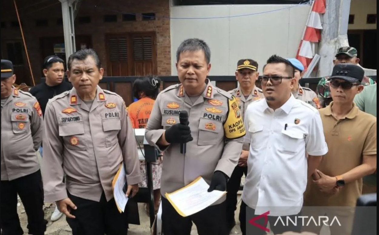 &nbsp;  Polisi bongkar industri rumahan sabun cair palsu beromzet Rp1 miliar di Bekasi.