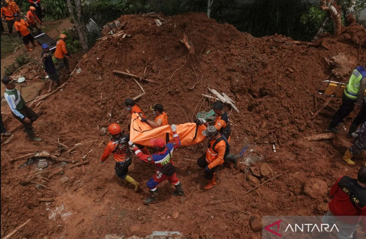 Longsor terjadi sekitar pukul 19.00 WIB padaKamis (13/11), menimbun sejumlah rumah warga di Dusun Tarukahan dan Dusun Cibuyut, Desa Cibeunying, Kecamatan Majenang, Cilacap.