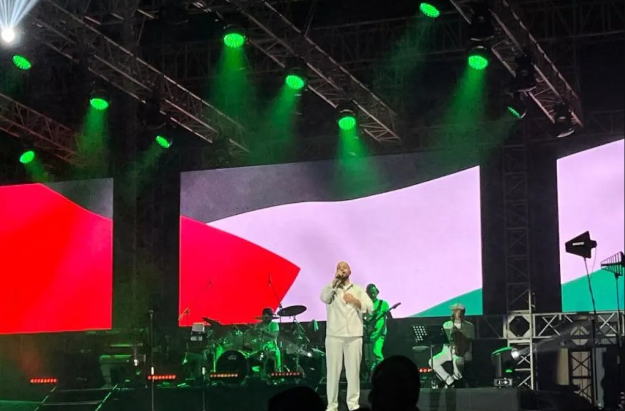 Maher Zain gaungkan dukungan untuk kebebasan Palestina dan Sudan saat konser di Makassar, Jumat malam (14/11).