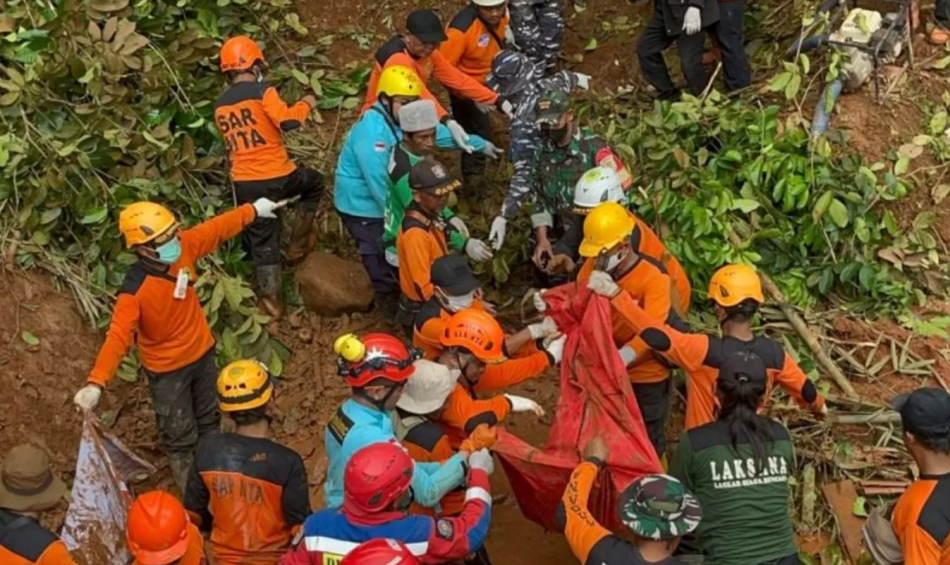 Tim SAR temukan delapan korban longsor Cilacap, pencarian terus diperluas demi menemukan korban yang masih hilang.