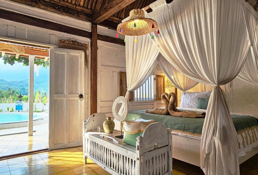 Janur Bungalow menawarkan karakter unik dengan desain bohemian dan suasana tropis.