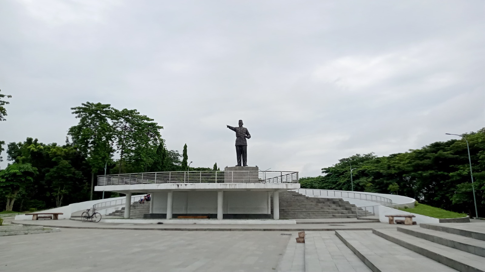 Taman Pemuda Soekarno tetap menjadi ruang publik favorit warga, di tengah rencana pembangunan BLK dan kantor kepemudaan yang konsepnya disederhanakan. ULUL RUBIYATUN UNTUK JAWA POS RADAR NGAWI