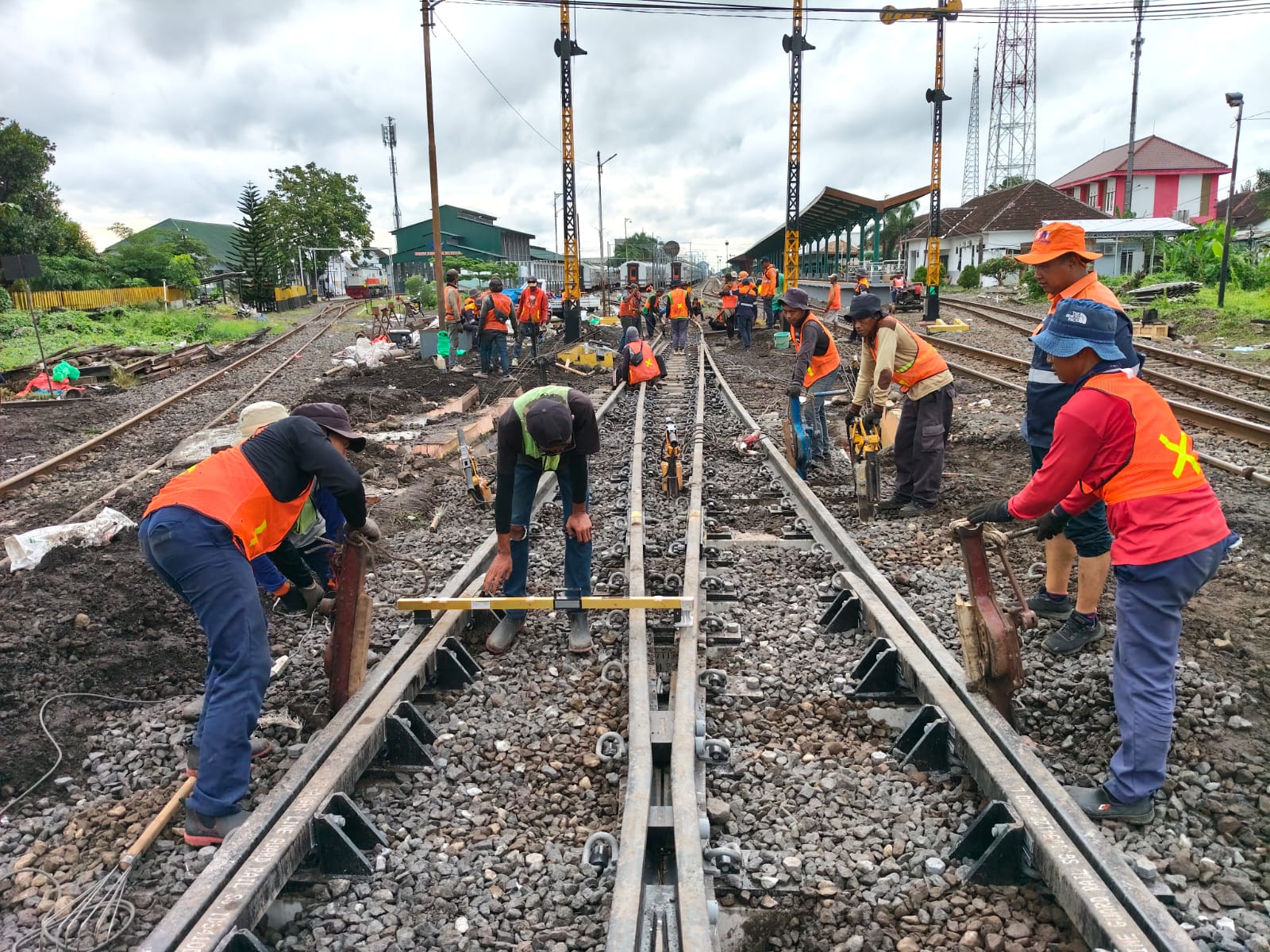 Petugas KAI Daop 7 Madiun melakukan pengecekan prasarana rel jelang pekerjaan penggantian wesel di Stasiun Blitar sebagai upaya peningkatan keselamatan perjalanan kereta api.
