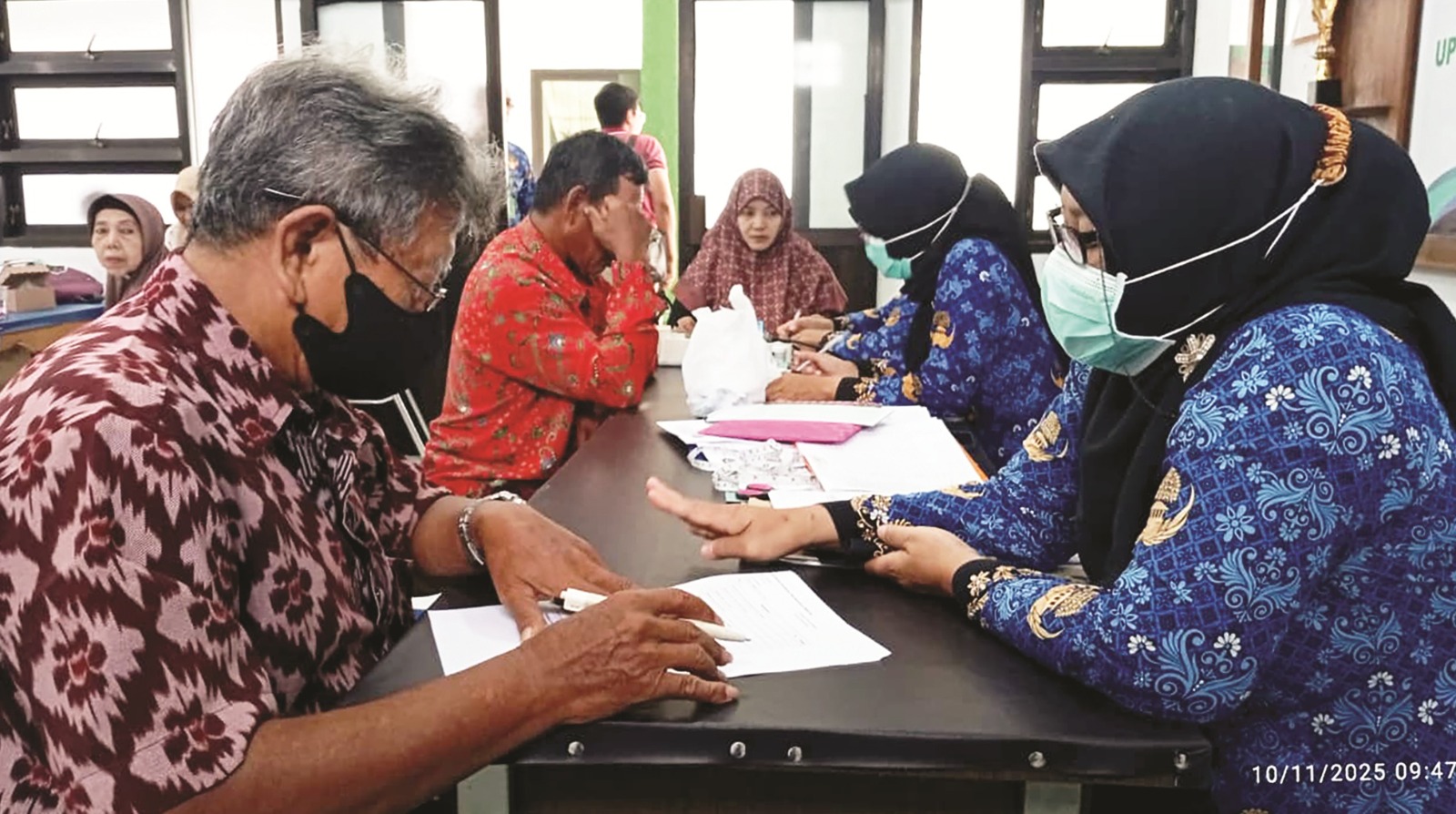 Layanan kesehatan di salah satu puskesmas Kabupaten Madiun. Pemkab tengah mengkaji wacana penempatan satu dokter spesialis di tiap puskesmas. DOK RADAR MADIUN