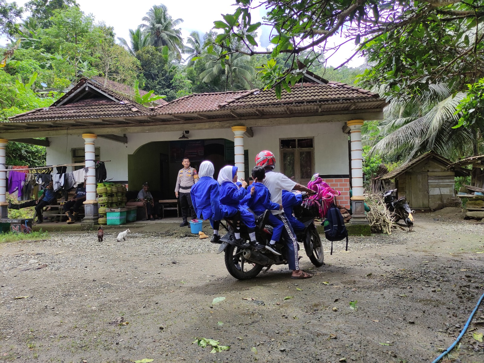 Polisi menegur pengendara yang nekat mengangkut lima anak menggunakan motor modifikasi di Desa Gawang, Kebonagung, Pacitan. FOTO: ISTIMEWA