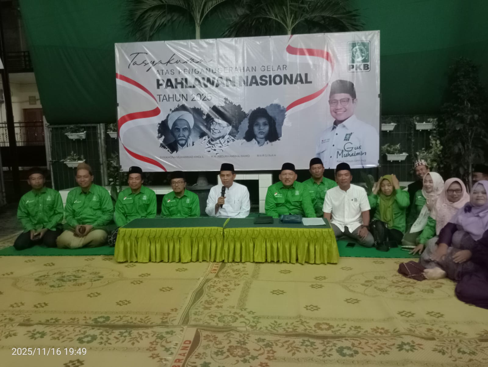 Kader dan pengurus DPC PKB Kota Madiun menggelar tasyakuran serta doa bersama atas penganugerahan gelar pahlawan nasional bagi Gus Dur dan Mbah Kholil.