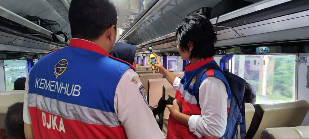 Tim Kemenhub melakukan inspeksi pelayanan dan keselamatan pada sejumlah rangkaian kereta api di Stasiun Madiun sebagai persiapan angkutan Nataru 2026. HUMAS KAI UNTUK RADAR MADIUN